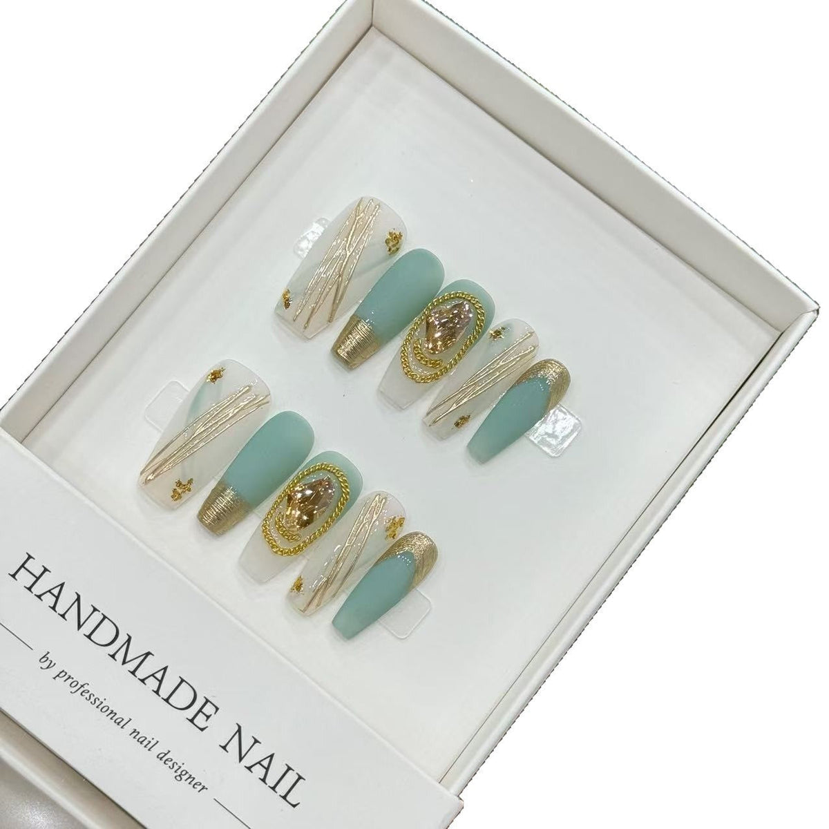 Handgemaakte decoratieve press-on nagelset met edelsteenaccenten
