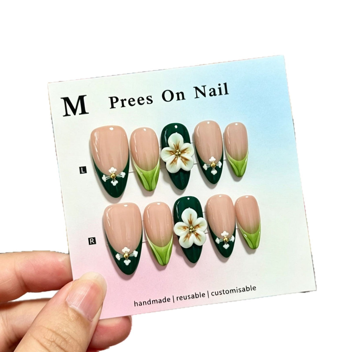 Handgemaakte press-on nagels met bloemendetails