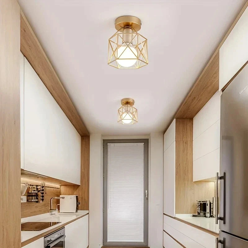 Moderne gouden plafondlamp met geometrisch metalen draadkorfdesign