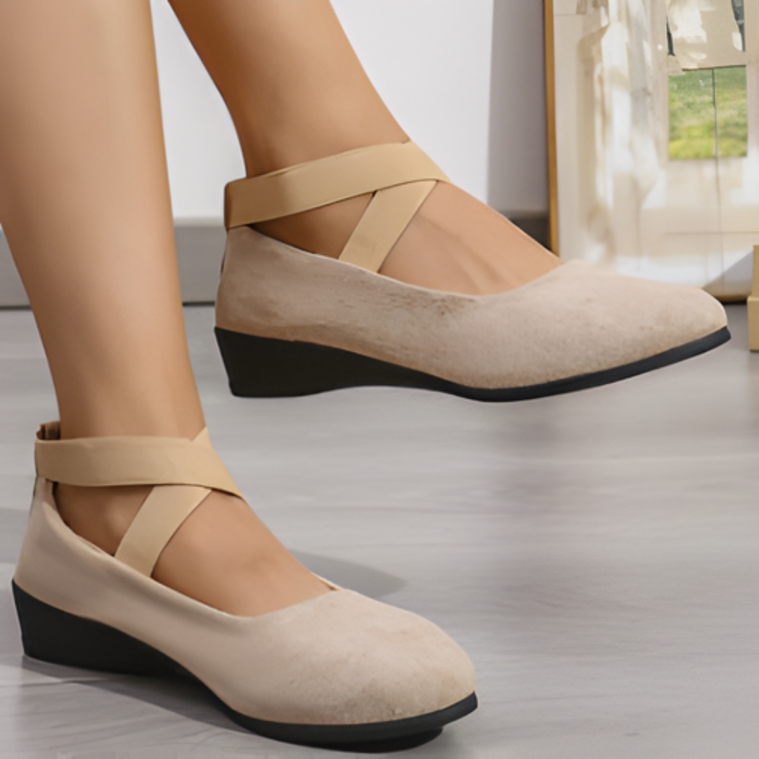 Ballerina's: Gesloten ballerina's met lage hak en gekruiste bandjes voor dames