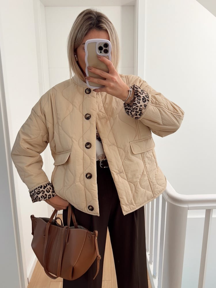 Elegant en modieus jasje met luipaardvoering