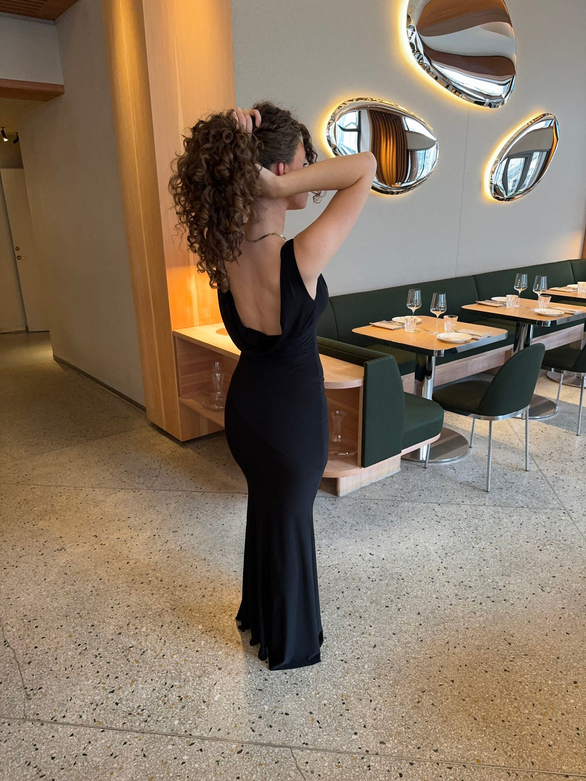 Elegante dames maxi-jurk met split en nauwsluitende pasvorm