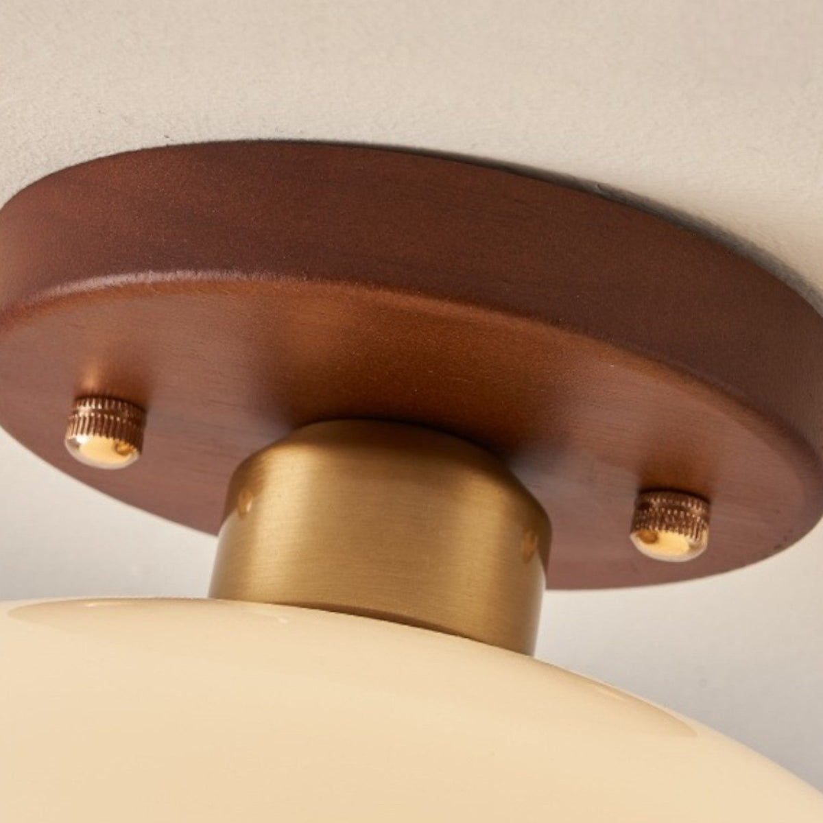 Franse Bauhaus plafonnière – warm sfeervol licht met houten detail