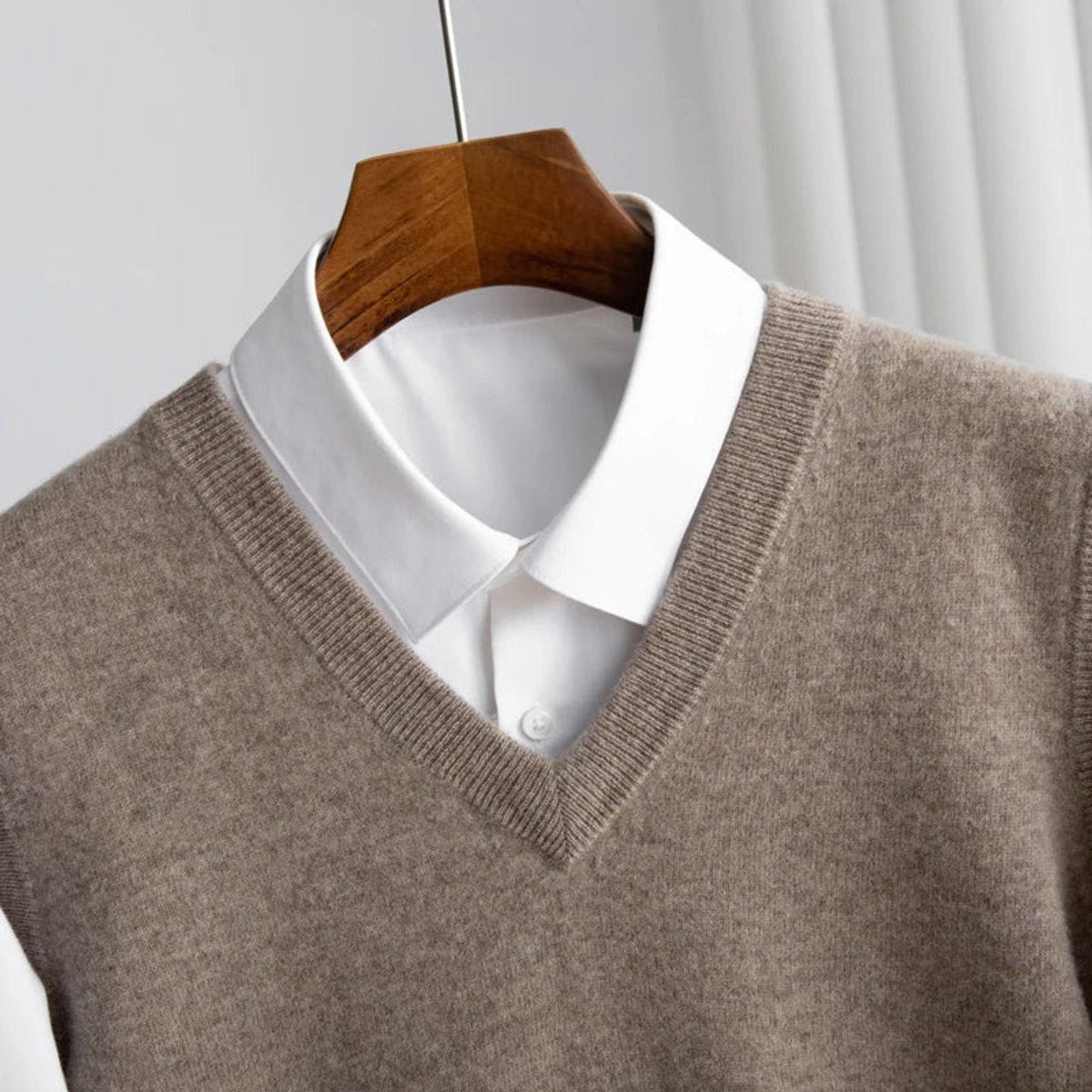 Gebreide herenpullover zonder mouwen van merinowol met V-hals voor laagjes