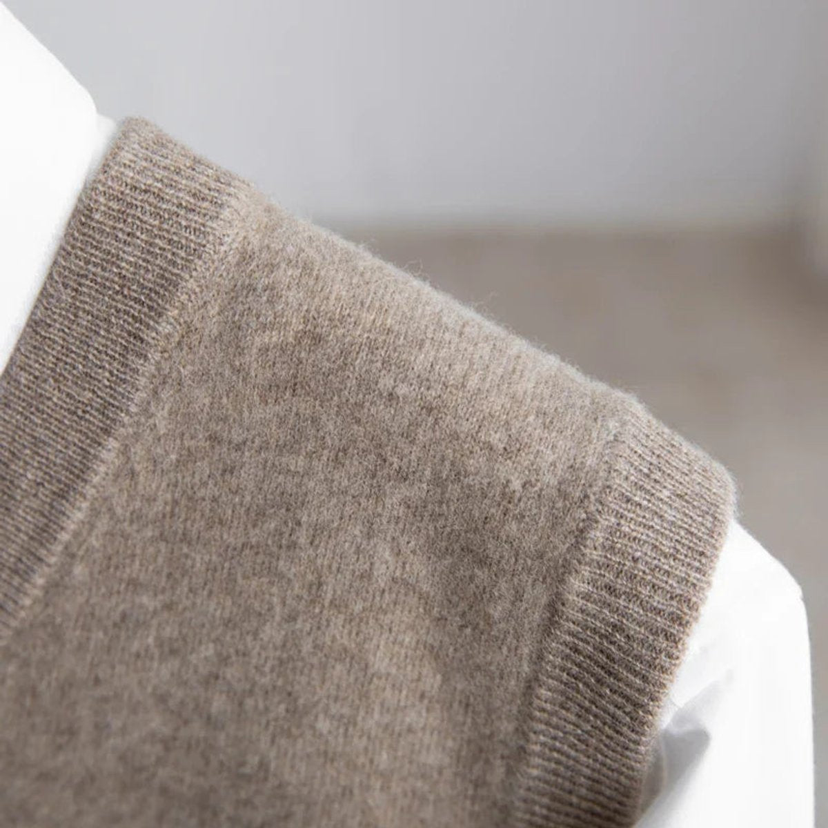 Gebreide herenpullover zonder mouwen van merinowol met V-hals voor laagjes