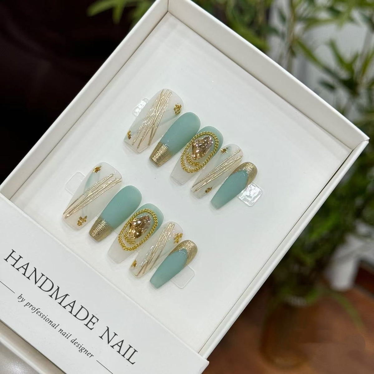 Handgemaakte decoratieve press-on nagelset met edelsteenaccenten