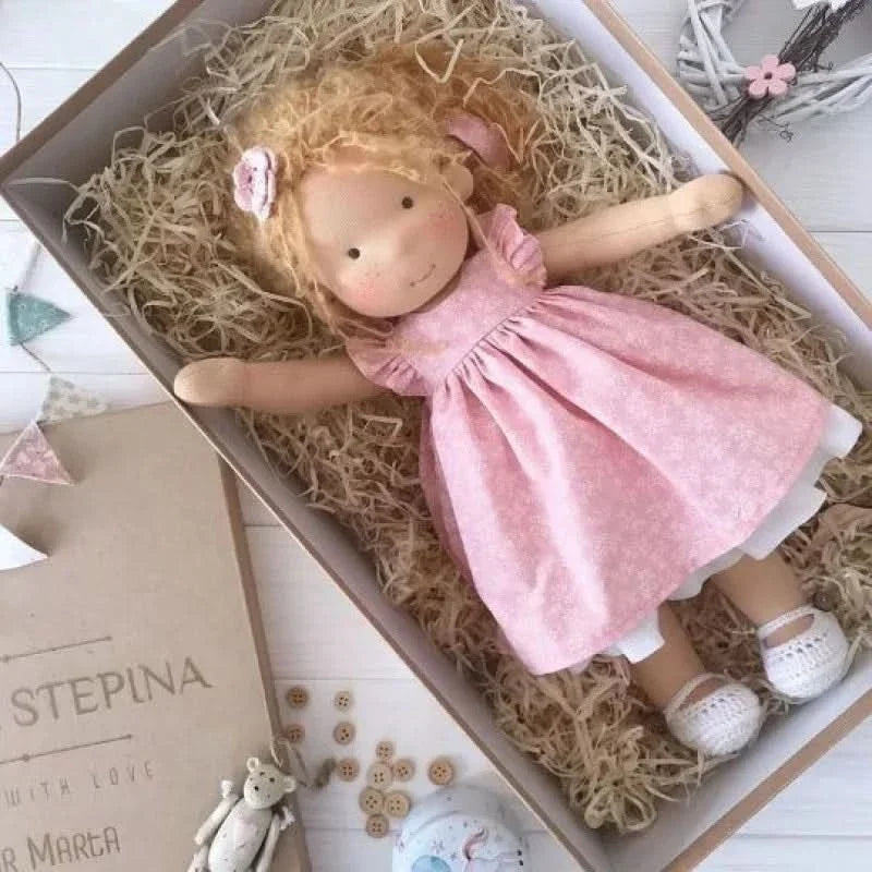 Handgemaakte pluche pop – Waldorf Emma speelgoed