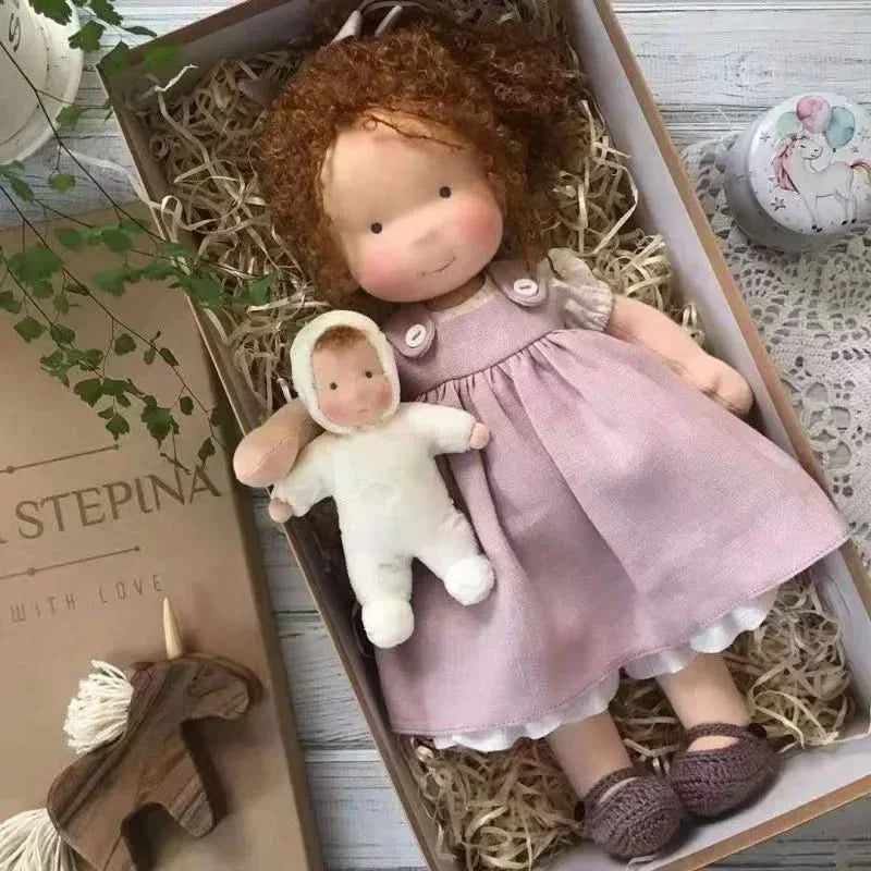 Handgemaakte pluche pop – Waldorf Emma speelgoed