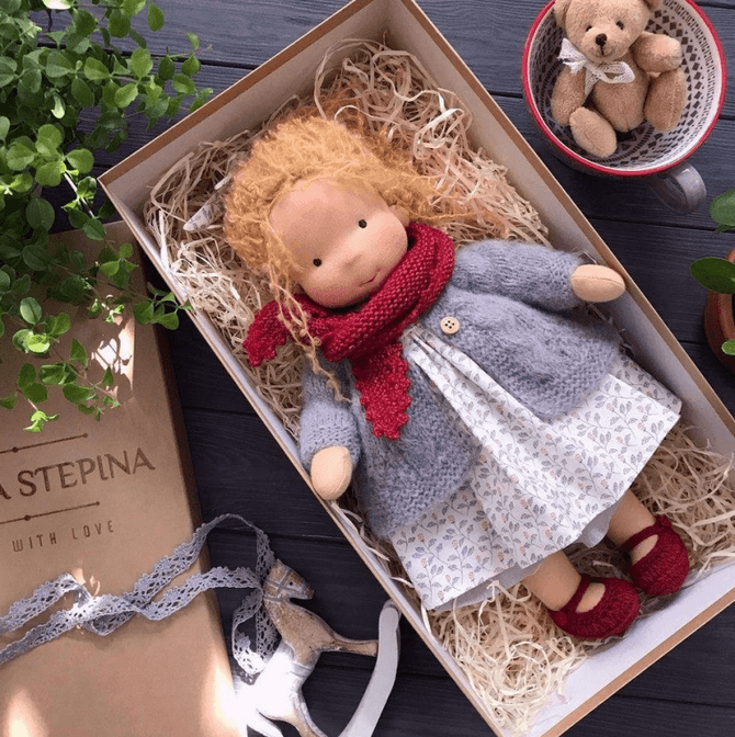 Handgemaakte waldorf knuffelpop - Poppi, natuurlijk zacht speelgoed
