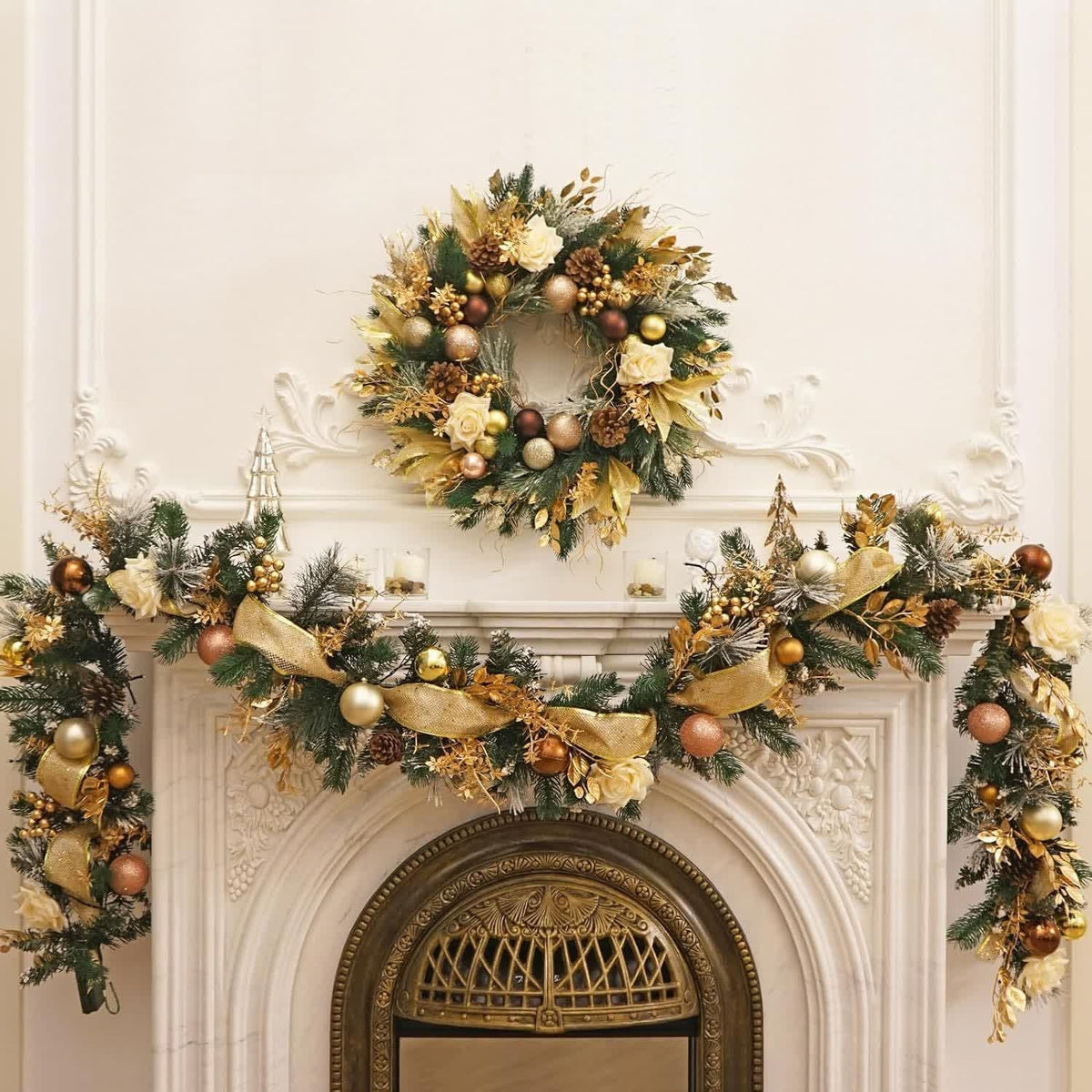 Kerstslinger voor de schouw met decoraties, kunstdennentakken en kunstrozen