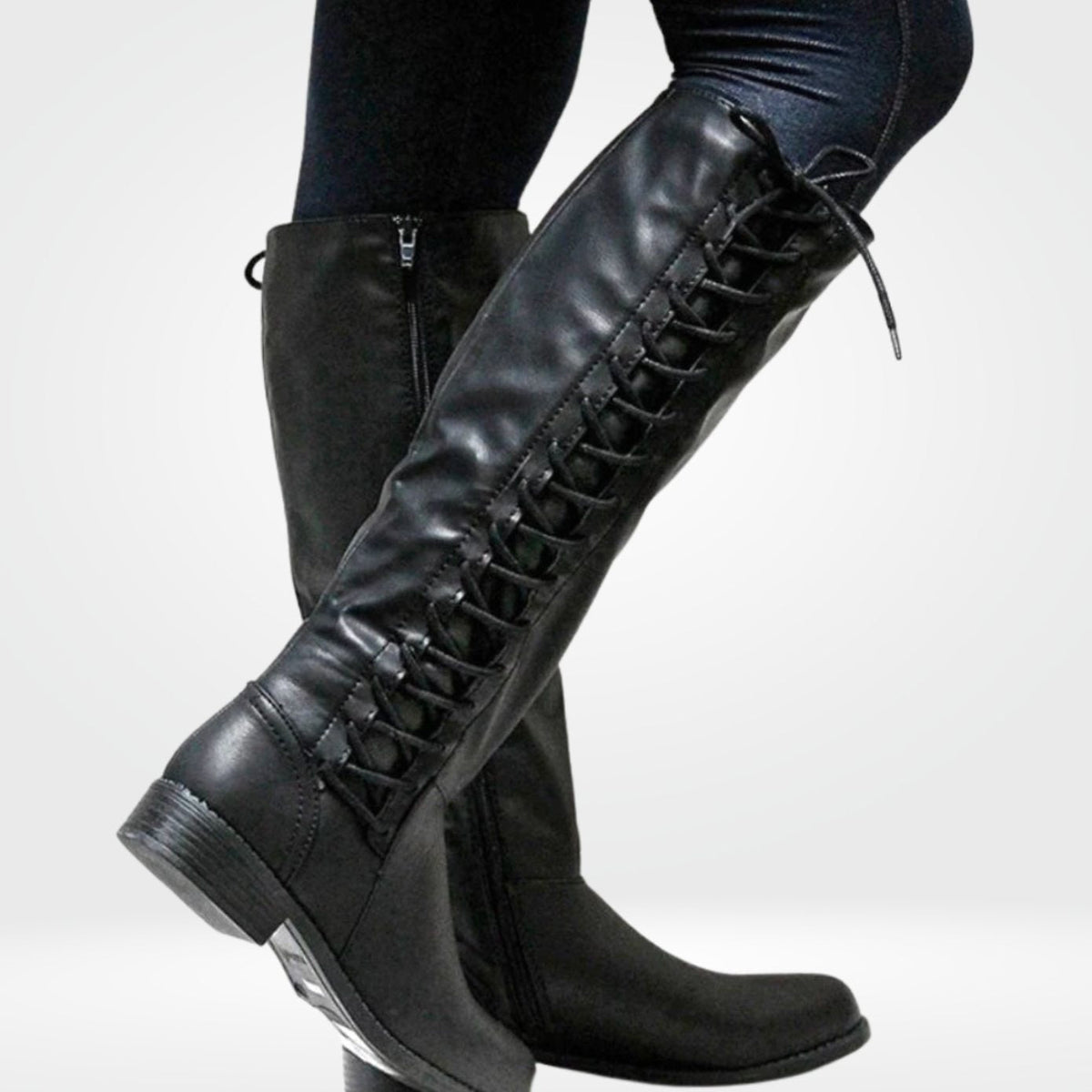 Kniehoge dameslaarzen met veters achteraan en lage blokhak