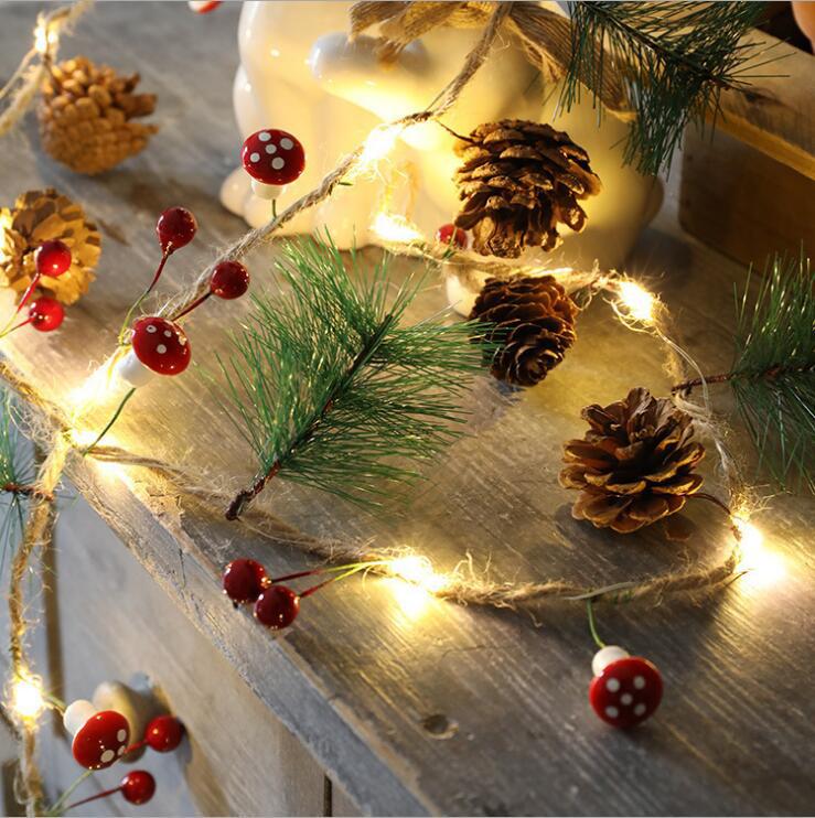 Led-kerstslingerverlichting op batterijen met warmwit snoer en dennenappels