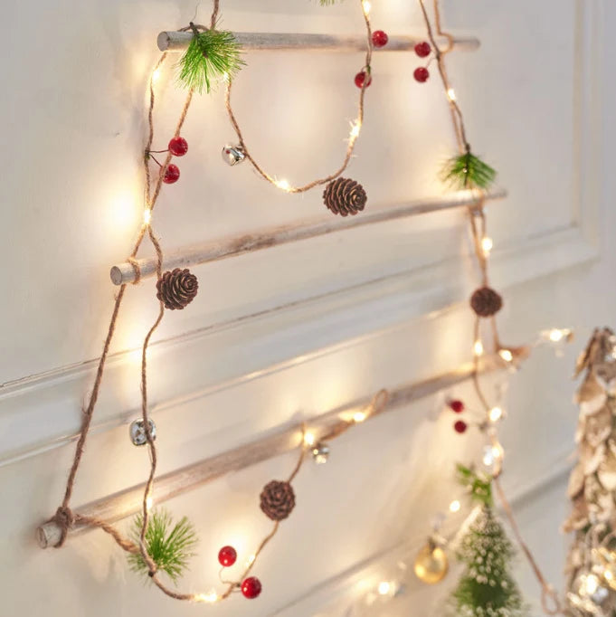 Led-kerstslingerverlichting op batterijen met warmwit snoer en dennenappels