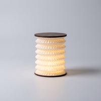 LED-tafellamp in lantaarnvorm met klassiek design – compact en energiezuinig voor woon- en slaapkamer