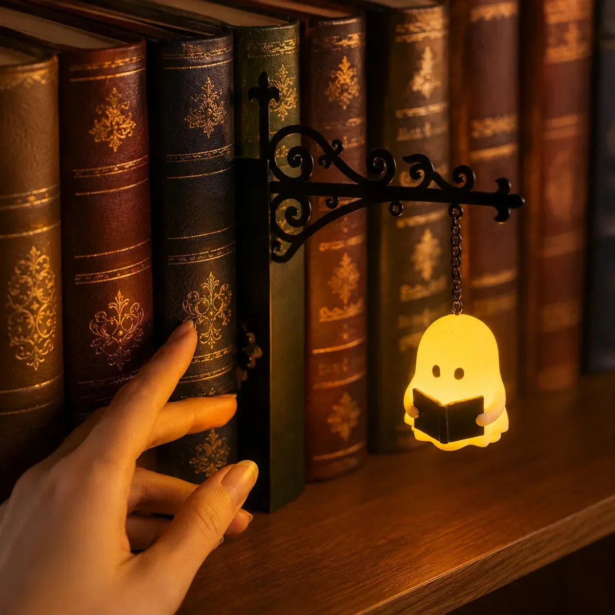 Miniatuur hanglantaarn voor in de boekenkast met warm ledlicht