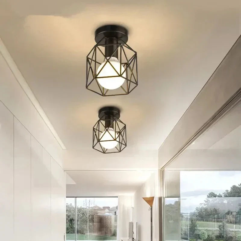 Moderne gouden plafondlamp met geometrisch metalen draadkorfdesign