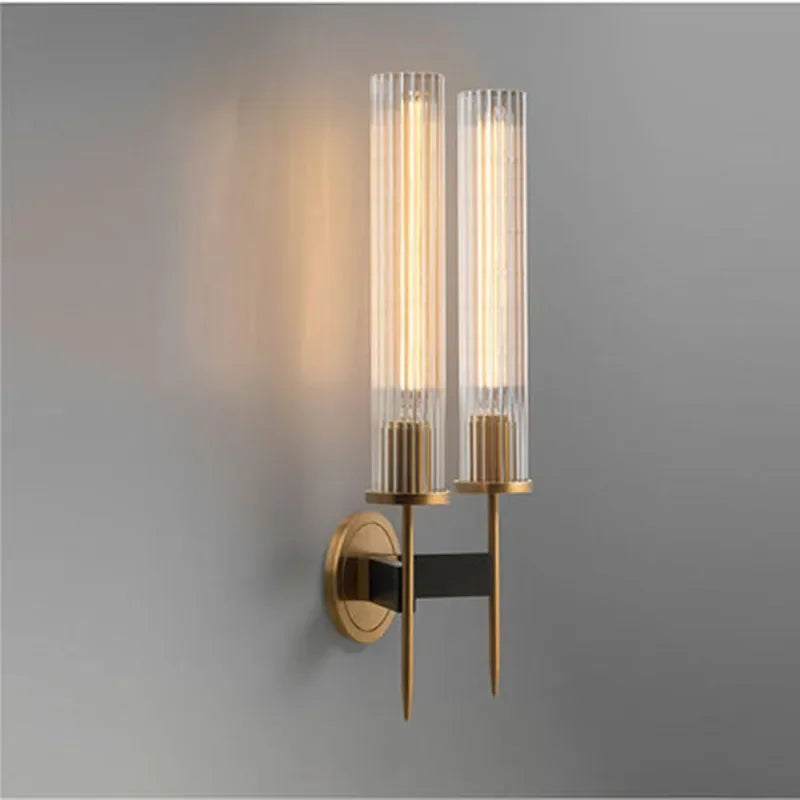 Moderne wandlamp met geribbeld glas en koperen afwerking – hoogte 30 cm