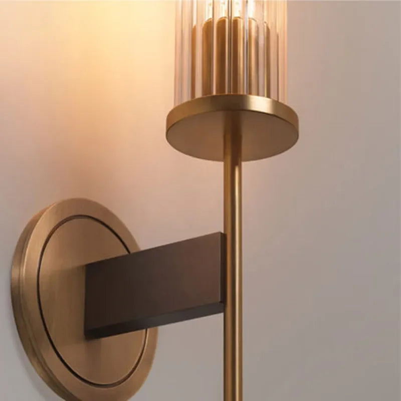 Moderne wandlamp met geribbeld glas en koperen afwerking – hoogte 30 cm