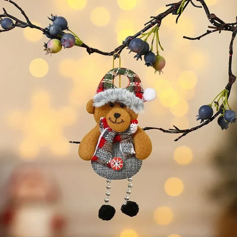 Pluche kersthangers met bungelende beentjes en kerstfiguren