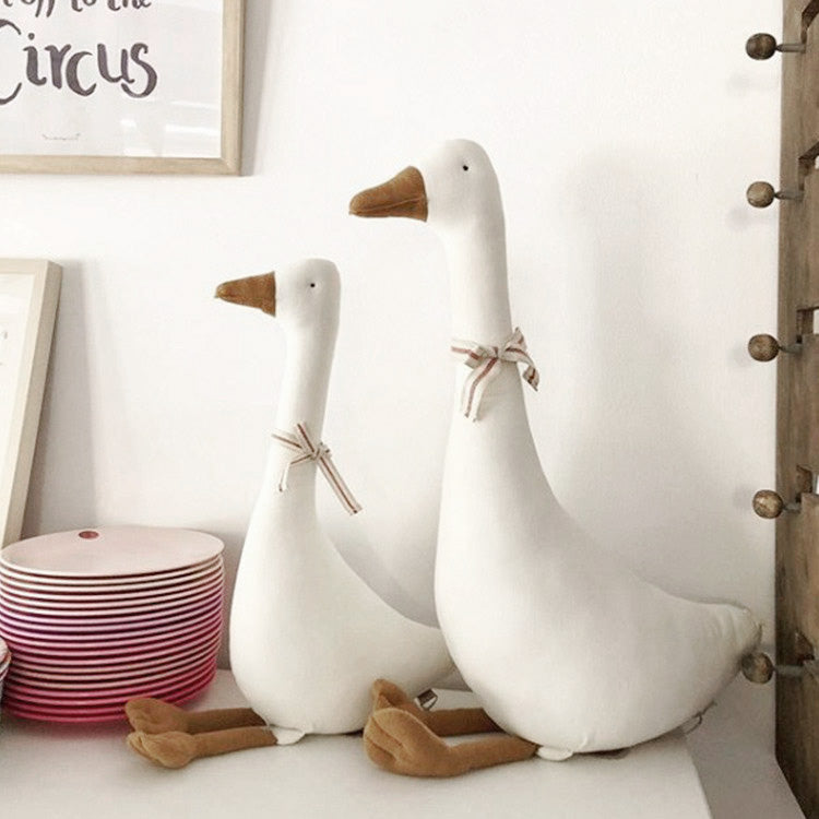 Pluche speelgoed en kussen in de vorm van een gans