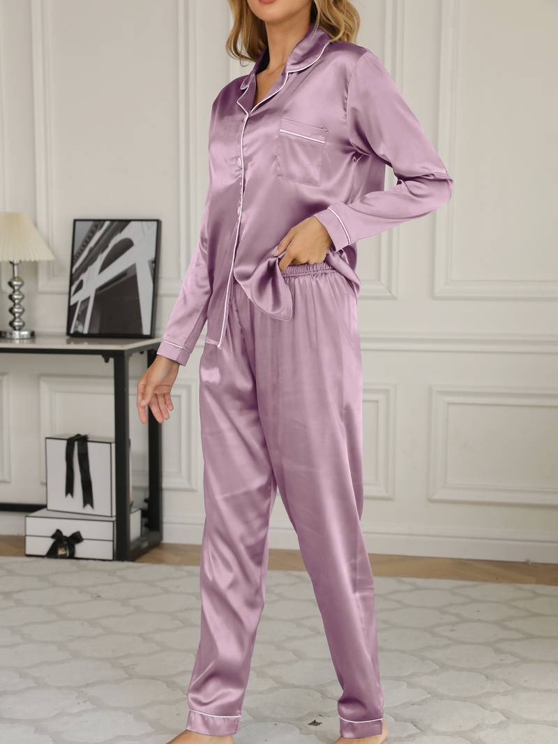 Satijnen pyjamaset voor dames met doorknoopblouse en lange broek