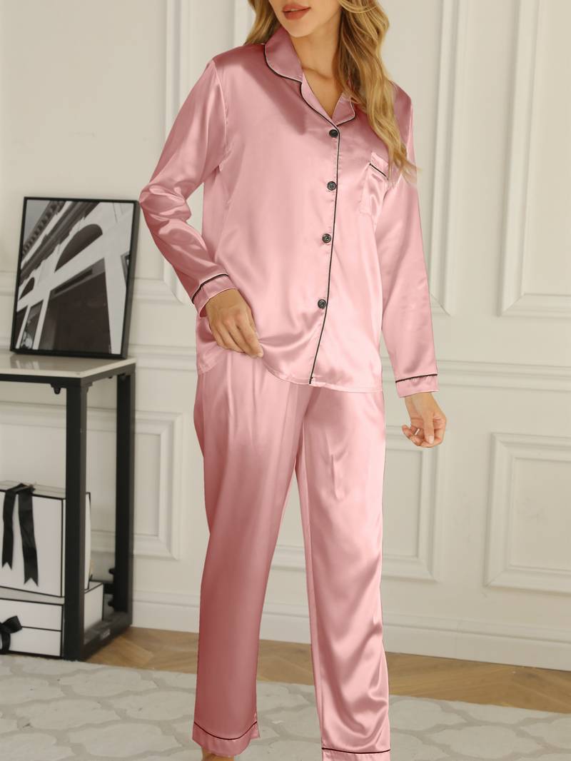 Satijnen pyjamaset voor dames met doorknoopblouse en lange broek