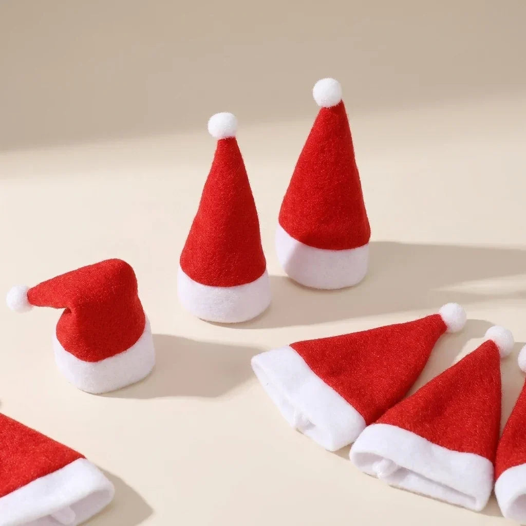 Set van vilten kerstmuts-bestekhouders met pompon voor kersttafeldecoratie