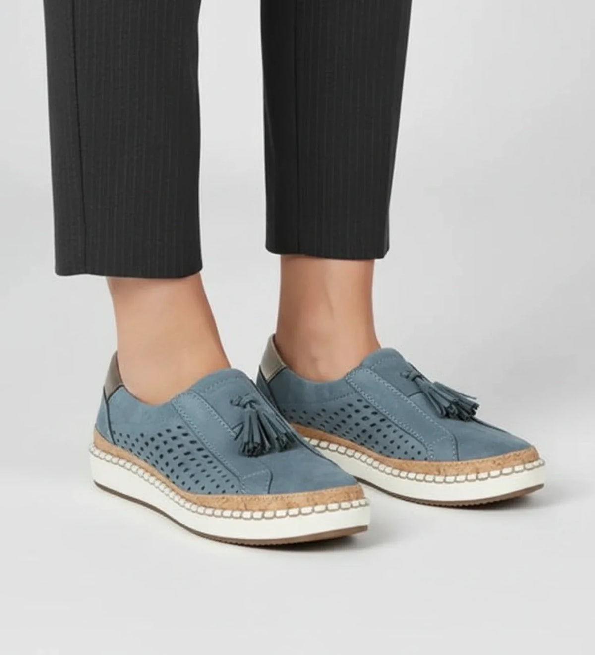 Slip-on loafer-sneakers voor dames met perforaties en kwastjes