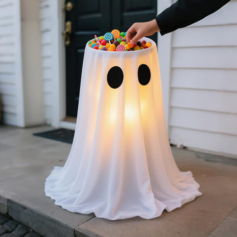 Verlichte spook-snoepschaal met gedrapeerde stof en led-lantaarn