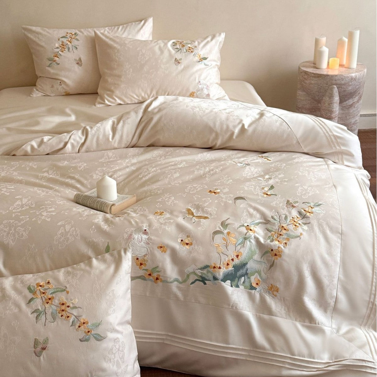 Zijdezachte satijnen beddengoedset met jacquardstructuur en fijn bloemen- en konijnenborduurwerk